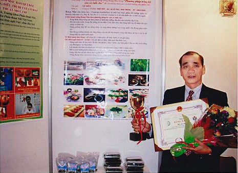 Kỹ sư Lê Bền nhận giải thưởng sáng tạo KH-KT toàn quốc lần thứ 9 (2006 - 2007) tại Thủ Đô Hà Nội.